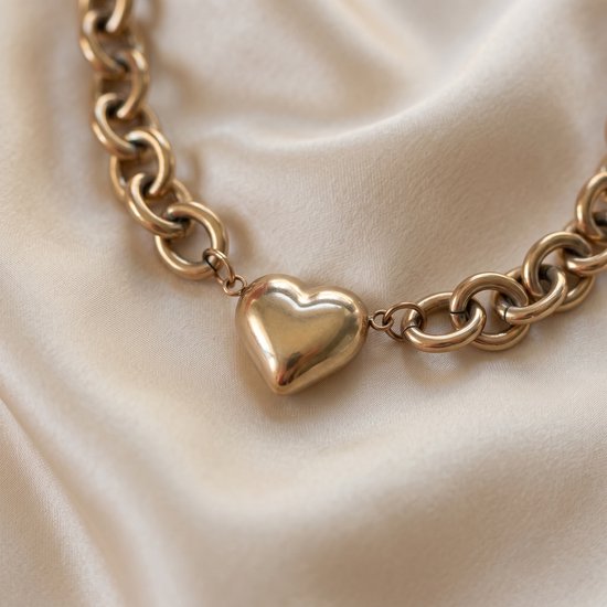 Lundholm Pernille ketting detail bol hartje