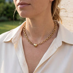 Lundholm Pernille hartjes ketting goudkleurig gedragen