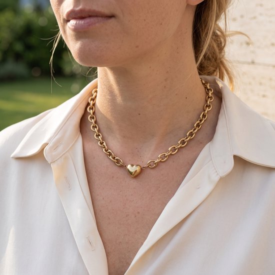 Lundholm Pernille hartjes ketting goudkleurig gedragen