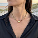 Lundholm Pernille ketting gedragen op zwarte blouse