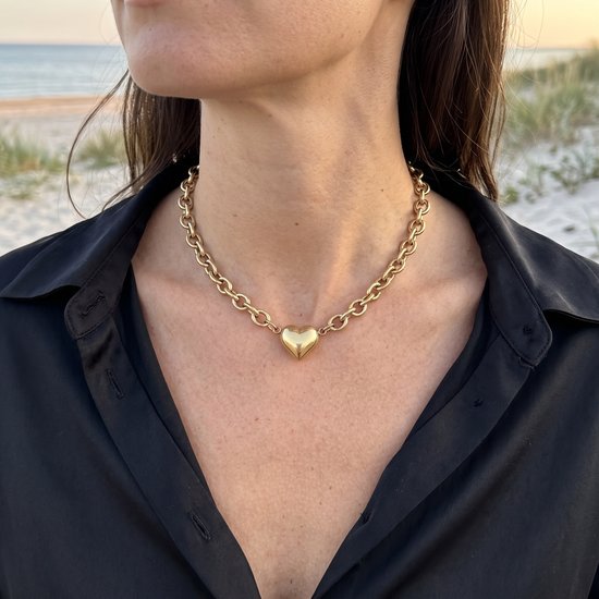 Lundholm Pernille ketting gedragen op zwarte blouse