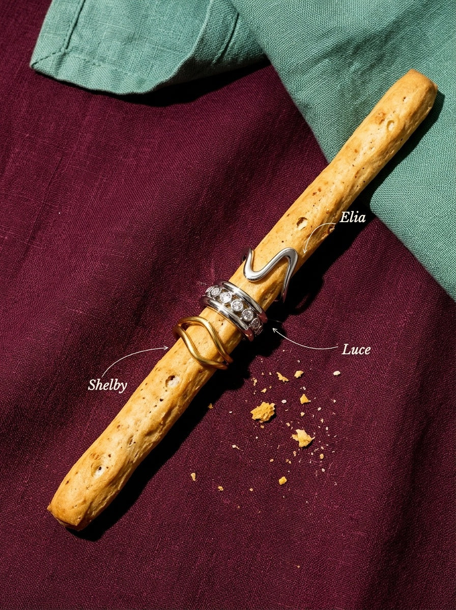 Lundholm ringen Elia, Luce en Shelby met hun namen erbij, om een grissini op een bordeaux tafelkleed