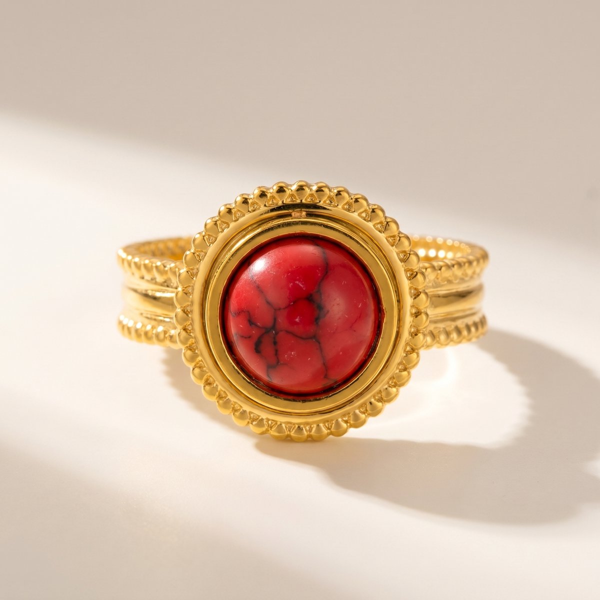 Lundholm Ronja ring goudkleurig met rode natuursteen