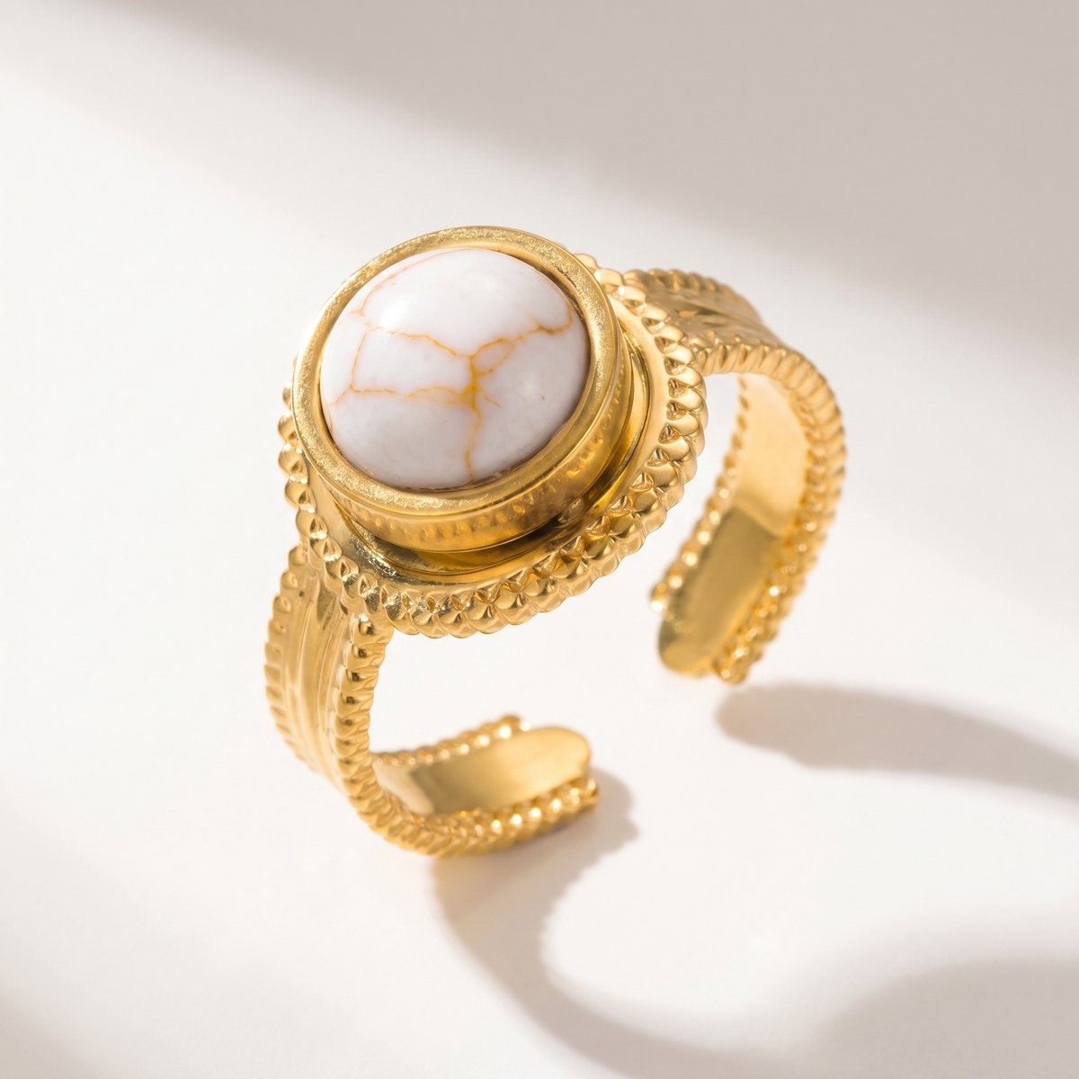 Lundholm Ronja ring goudkleurig met witte natuursteen