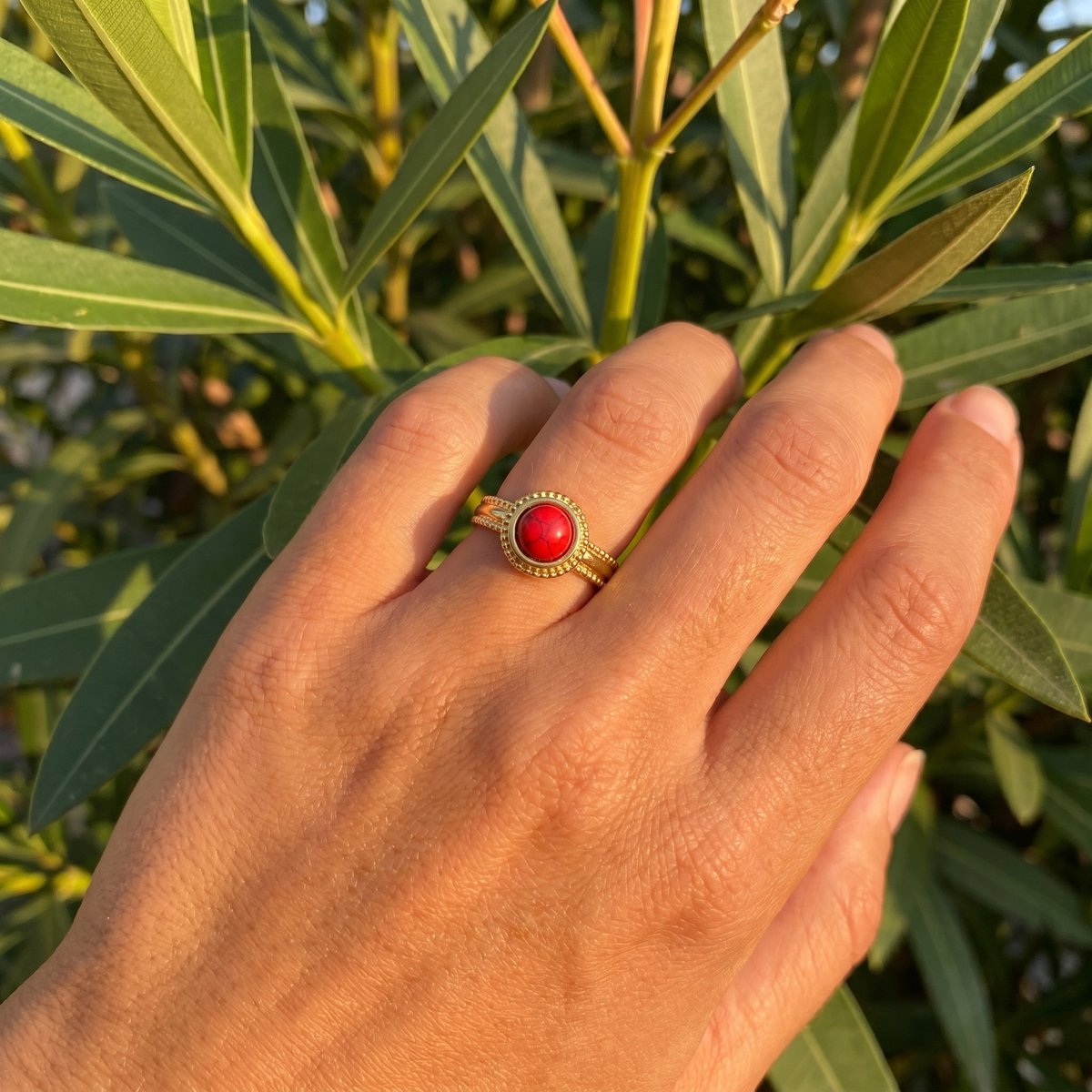 Lundholm Ronja ring witte steen gedragen