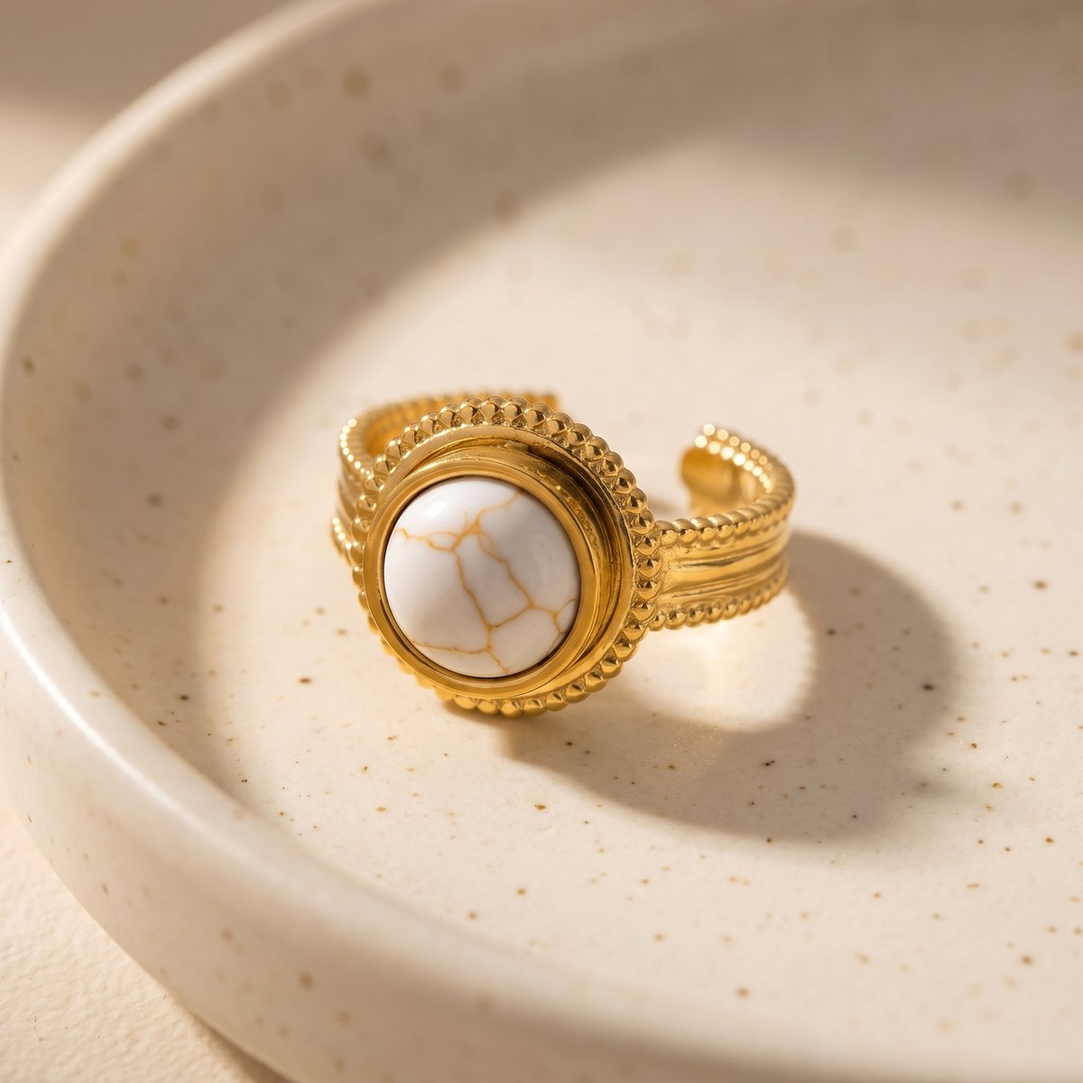 Lundholm Ronja ring witte steen detail