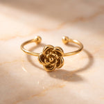 Lundholm Roos ring dames goudkleurig – open ring met roosje, gold PVD stainless steel
