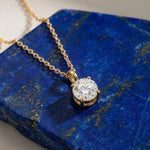 Lundholm Rosalie ketting met zirkonia hanger op lapis lazuli, goudkleurig stainless steel