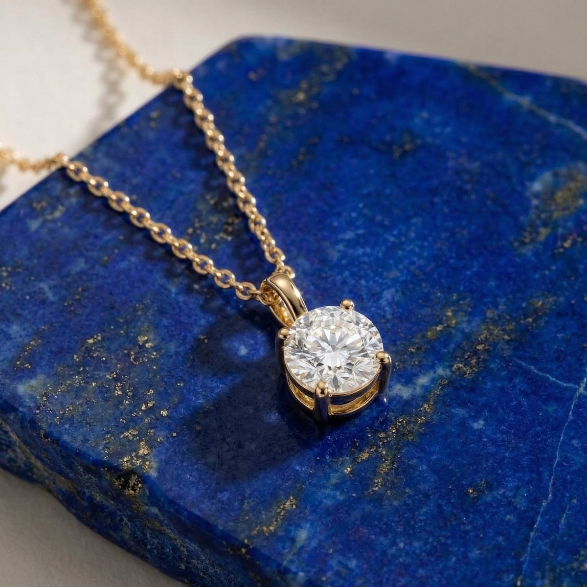Lundholm Rosalie ketting met zirkonia hanger op lapis lazuli, goudkleurig stainless steel