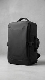 Lundholm Underseater rugzak zwart driekwart aanzicht productfoto, premium reisrugzak met TSA-slot 40x30x20 cabin approved