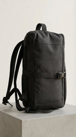 Lundholm Underseater rugzak zwart zijaanzicht productfoto, reisrugzak met laptopvak Scandinavisch design handbagage