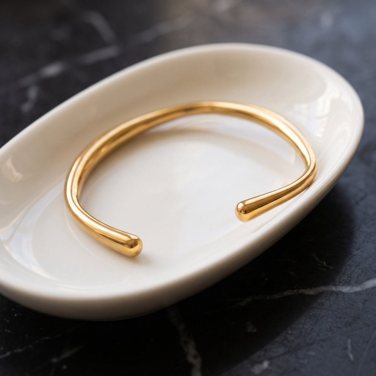 Lundholm Runa goudkleurige bangle om de pols