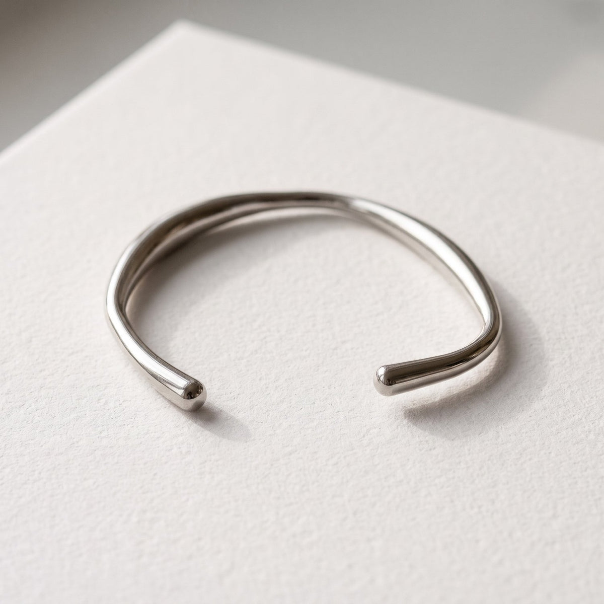 Lundholm Runa open bangle zilverkleurig