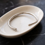 Lundholm Runa zilverkleurige bangle om de pols