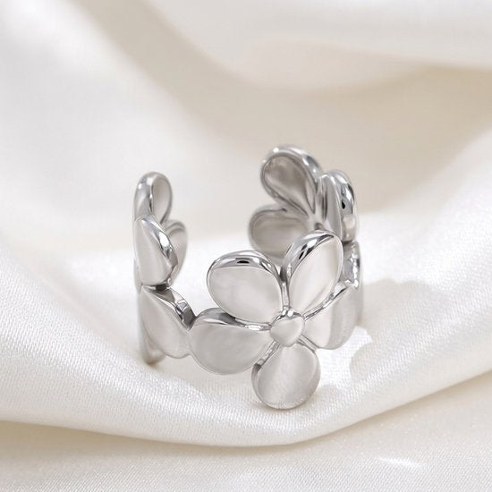 Lundholm Sandy zilveren ear cuff met bloemen – zonder gaatje