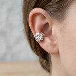 Lundholm Sandy zilverkleurige earcuff in het oor gedragen