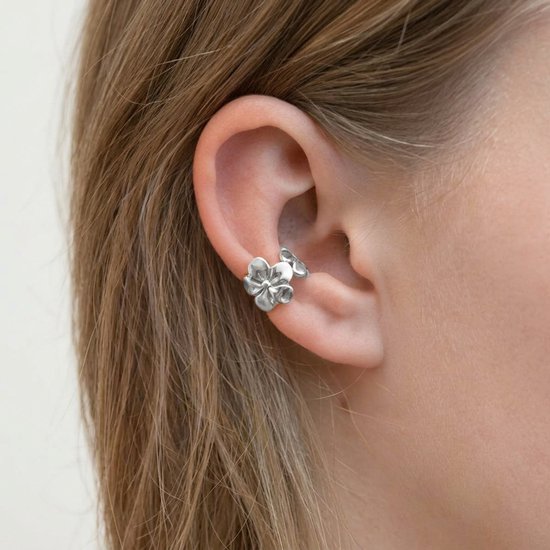 Lundholm Sandy ear cuff zilver gedragen – ca. 1,25 cm