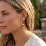 Lundholm Selja chunky hoops oorringen dames goud — 3cm brede creole premium stainless steel gold PVD Scandinavisch