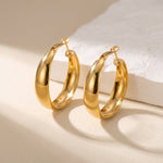 Lundholm Selja goud chunky hoops close-up — brede creole oorringen gold PVD plated stainless steel