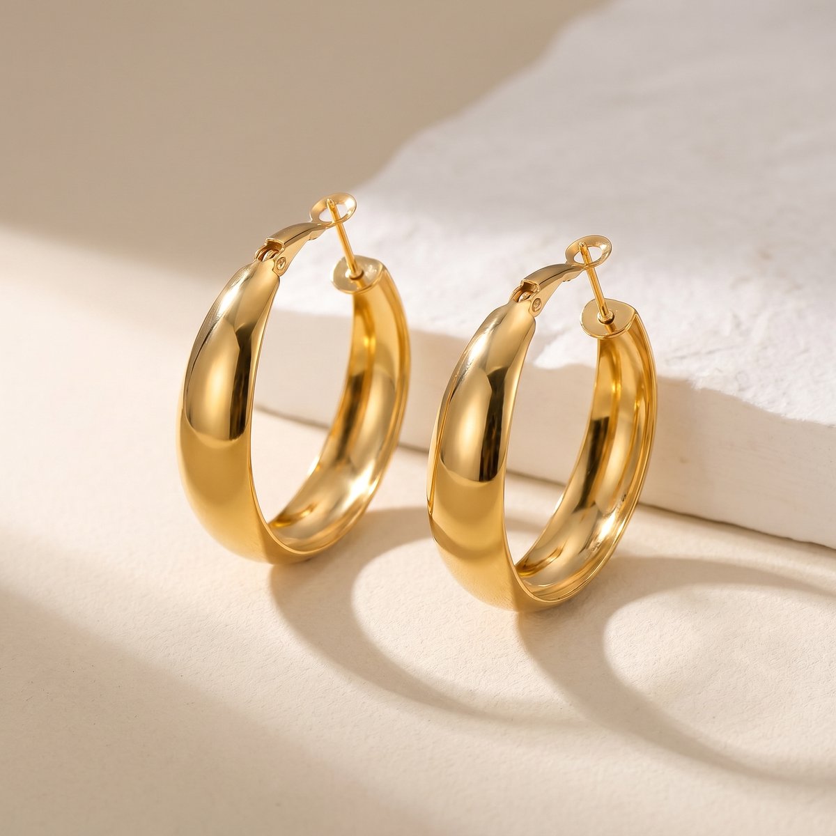 Lundholm Selja goud chunky hoops close-up — brede creole oorringen gold PVD plated stainless steel