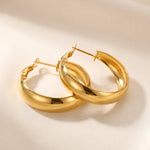 Lundholm Selja goud chunky hoops styling — brede oorringen Scandinavisch design dames