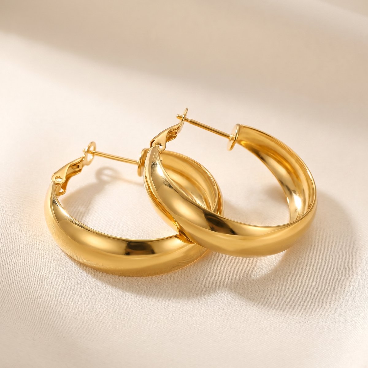 Lundholm Selja goud chunky hoops styling — brede oorringen Scandinavisch design dames