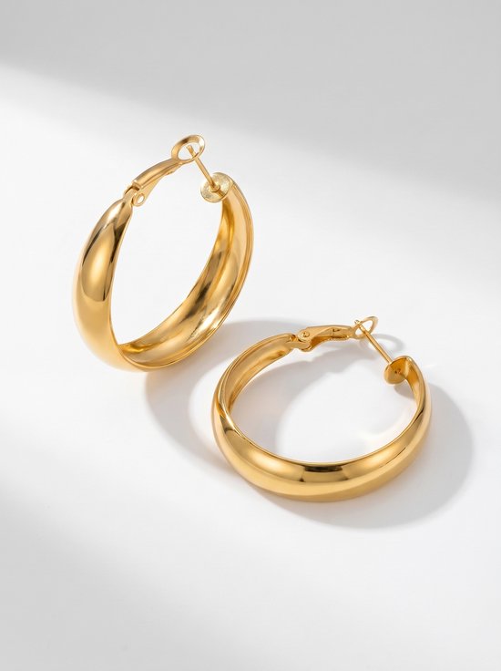 Lundholm Selja goud chunky hoops in luxe cadeauverpakking — statement creole Scandinavisch