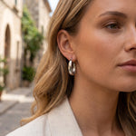 Lundholm Selja zilver chunky hoops close-up — brede creole oorringen premium stainless steel