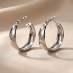 Lundholm Selja zilver chunky hoops styling — brede oorringen Scandinavisch design dames