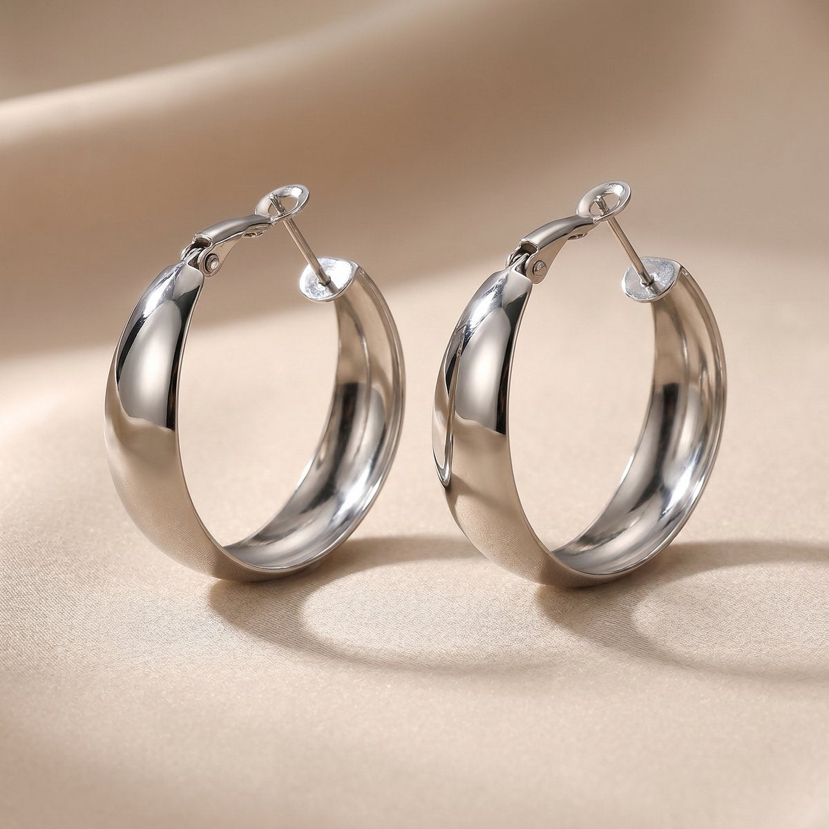 Lundholm Selja zilver chunky hoops styling — brede oorringen Scandinavisch design dames