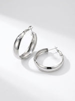 Lundholm Selja zilver chunky hoops in luxe cadeauverpakking — statement creole Scandinavisch