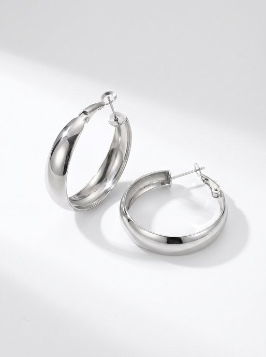Lundholm Selja zilver chunky hoops in luxe cadeauverpakking — statement creole Scandinavisch