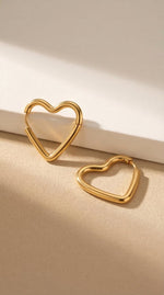 Lundholm Selma oorbellen goudkleurige hartvormige hoepels productfoto, premium stainless steel hartjes oorringen voor vrouwen