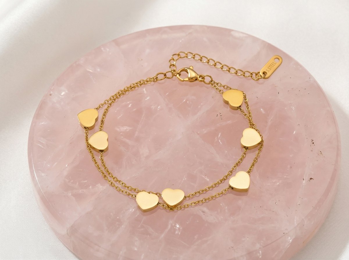 Lundholm Seya armband goudkleurig hartjes bedelarmband op rozenkwarts schaaltje, sfeerbeeld romantisch sieraad cadeau