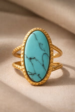 Lundholm Sienna verstelbare cuff ring met blauwe turkoois natuursteen in goudkleurig, close-up productfoto