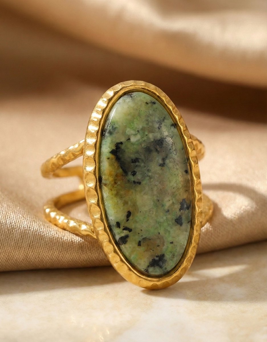 Lundholm Sienna verstelbare cuff ring met groene natuursteen in goudkleurig, elegante close-up productfoto