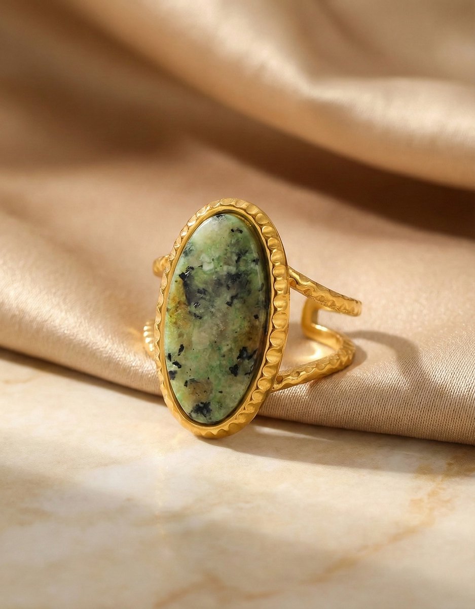 Lundholm Sienna verstelbare cuff ring met grote groene natuursteen in goudkleurig op satijn, productfoto