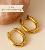 Lundholm Sifra oorbellen goudkleurige ovale hoepels in luxe geschenkverpakking, premium stainless steel sieraad voor vrouwen