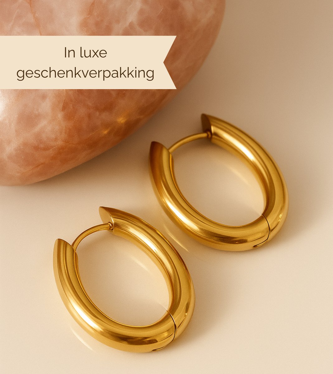 Lundholm Sifra oorbellen goudkleurige ovale hoepels in luxe geschenkverpakking, premium stainless steel sieraad voor vrouwen