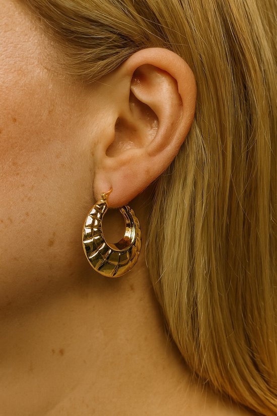 Lundholm Skye oorringen goudkleurig gedragen – statement hoops met reliëf