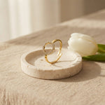 Lundholm Sloane ring dames goudkleurig met open cirkel en steentjes