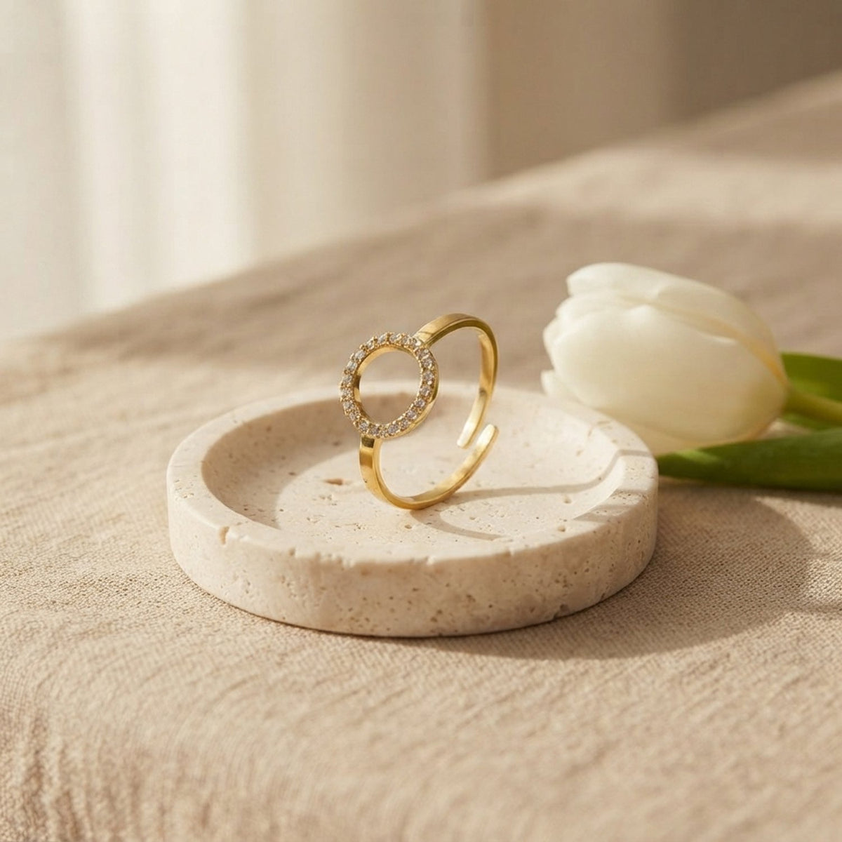 Lundholm Sloane ring dames goudkleurig met open cirkel en steentjes