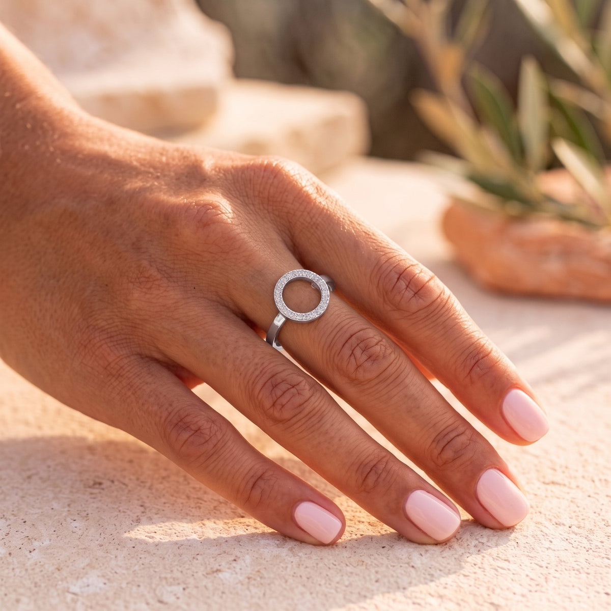 Lundholm Sloane zilveren ring gedragen