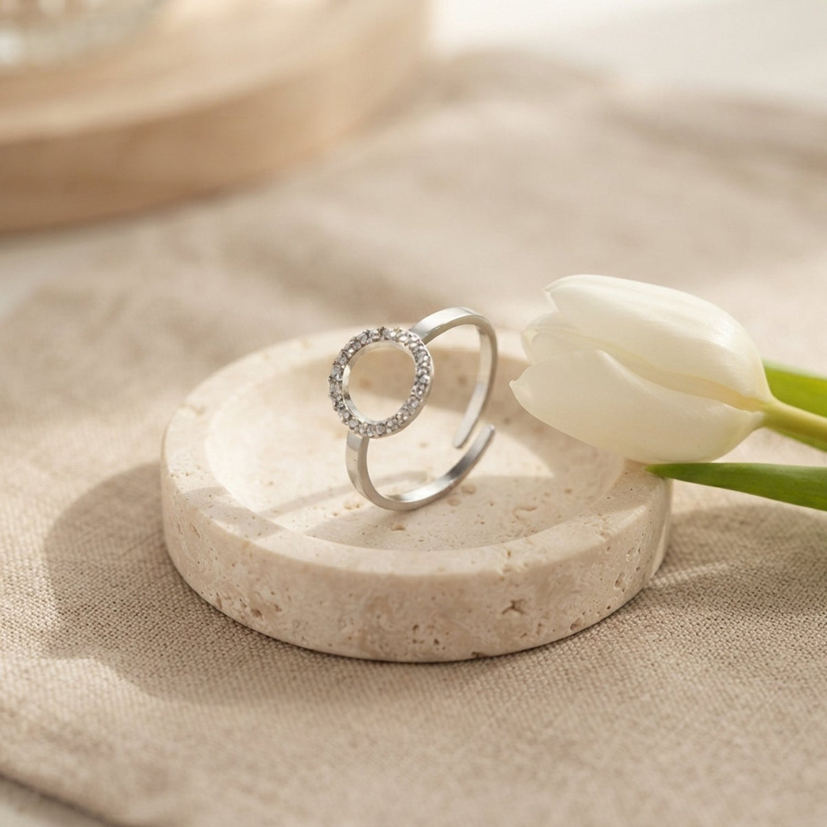 Lundholm Sloane ring dames zilverkleurig met open cirkel en steentjes