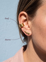 Lundholm Soof earcuff en Sterre ear climber met sterretjes goudkleurig gedragen, met hun namen erbij