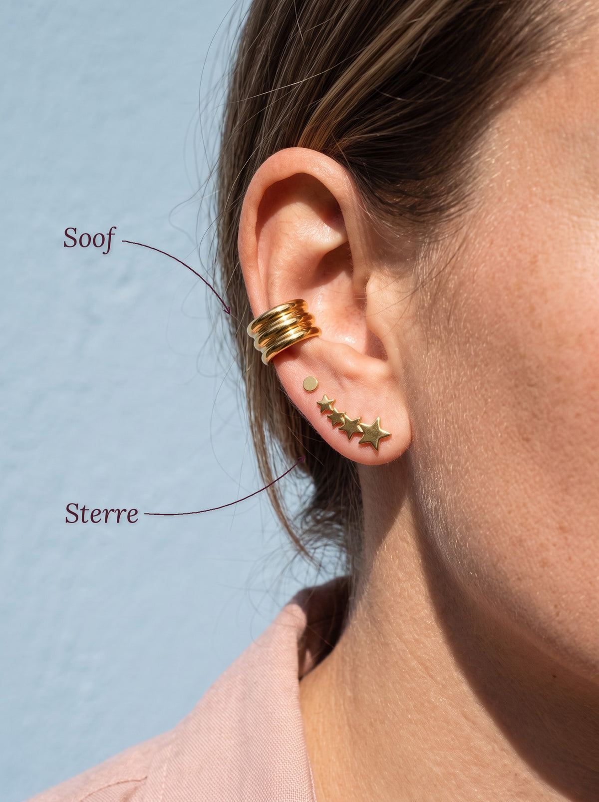 Lundholm Soof earcuff en Sterre ear climber met sterretjes goudkleurig gedragen, met hun namen erbij