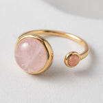Lundholm Sophia ring met rozenkwarts en zonnesteen — vooraanzicht, verstelbaar, goudkleurig PVD stainless steel