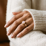Lundholm Sophia ring met rozenkwarts en zonnesteen — close-up aan de hand