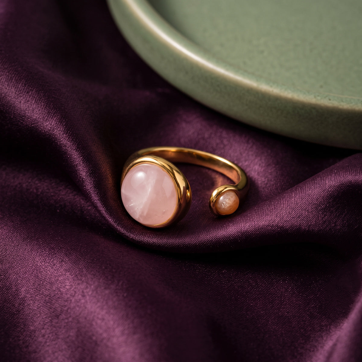 Lundholm Sophia ring met rozenkwarts en zonnesteen — sfeerfoto op paars satijn