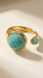 Lundholm Sophia ring met amazoniet edelsteen close-up, goudkleurig 18K verguld stainless steel verstelbare ring voor dames